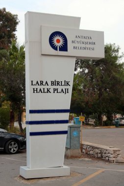 Antalya, Türkiye - 18 Ekim 2022: Antalya 'nın Muratpasa ilçesinde Lara plajının girişinde karşılama tabelası