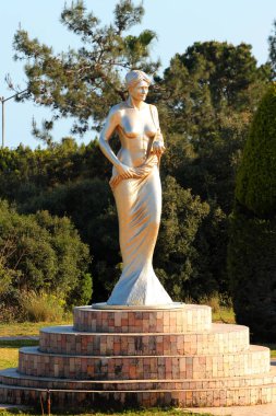 Antalya, Türkiye - 20 Nisan 2022: Türkiye 'nin en eski ve en önemli yıllık film festivali olan Antalya Altın Portakal Film Festivali' nin bir sembolü olan Venüs Heykeli.