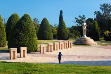 Antalya, Türkiye - 20 Nisan 2022: Türkiye 'nin en eski ve en önemli yıllık film festivali olan Antalya Altın Portakal Film Festivali' nin bir sembolü olan Venüs Heykeli.