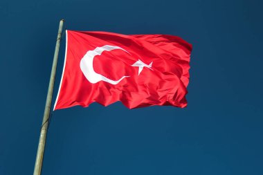 Mavi arkaplana karşı Türk bayrağı