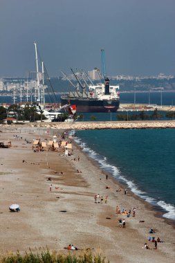 Antalya, Türkiye - 20 Ekim 2022: Sarisu plajı ve şehir merkezinin güneybatısındaki Konyaalti ilçesindeki Antalya limanı.