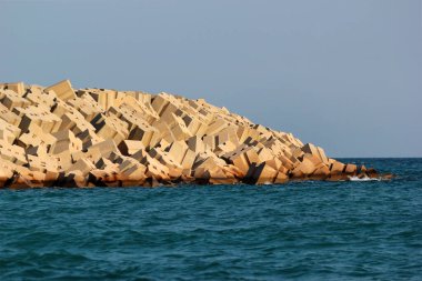 Ağır beton dalga dağıtan xblocs bir limanın deniz kenarını korur