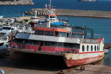 Antalya, Türkiye - 20 Ekim 2022: Antalya 'nın batısında Sican adası yakınlarında bir yat marinası olan Topcam Balikci Limanı' nda eski feribot, yelkenli tekne ve sürat tekneleri.