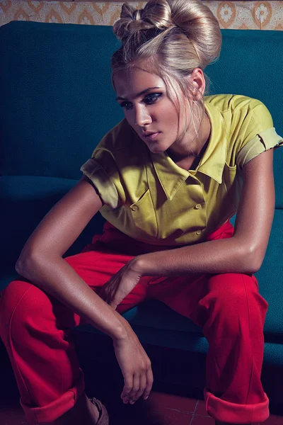 Retrato de mujer rubia con peinado de moda. Retro. Vint. — Foto de Stock