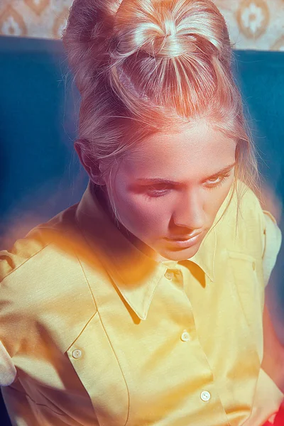 Retrato de mujer rubia con peinado de moda. Retro. Vint. —  Fotos de Stock