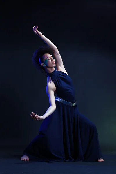 Mooie danseres in blauwe jurk — Stockfoto
