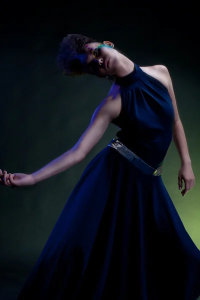Mooie danseres in blauwe jurk — Stockfoto
