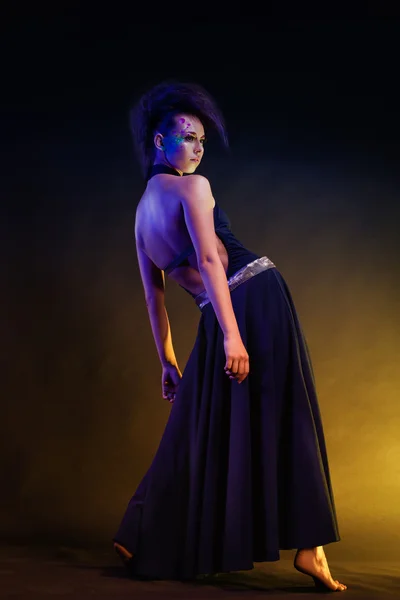 Bela dançarina vestindo vestido azul — Fotografia de Stock