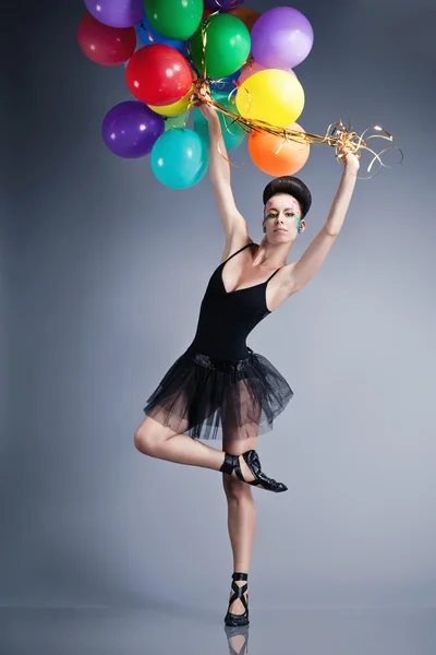 Vacker dansare flicka med ballonger — Stockfoto
