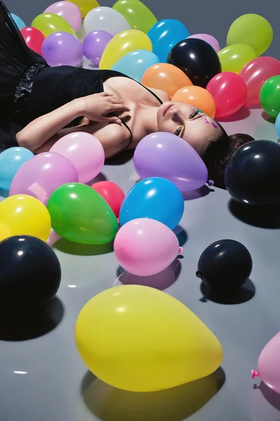 Hermosa bailarina con globos — Foto de Stock