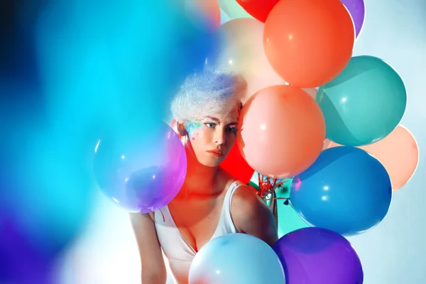 Retrato de mujer con maquillaje y peinado. Retrato de chica de moda — Foto de Stock