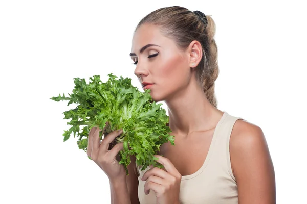 Retrato de cerca de la joven feliz con las hierbas del paquete (salat — Foto de Stock