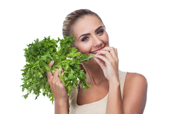 Retrato de cerca de la joven feliz con las hierbas del paquete (salat — Foto de Stock