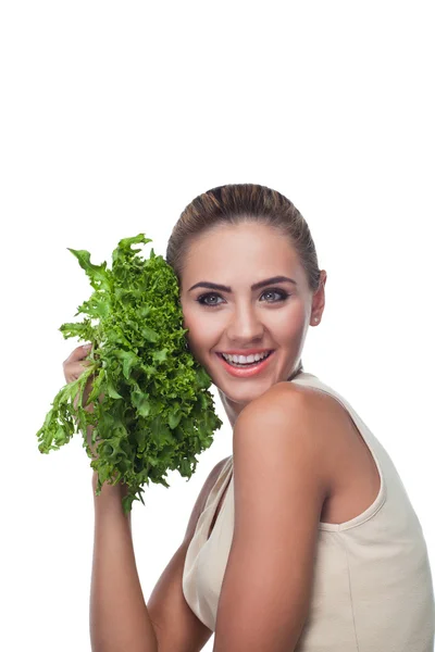 Retrato de cerca de la joven feliz con las hierbas del paquete (salat — Foto de Stock