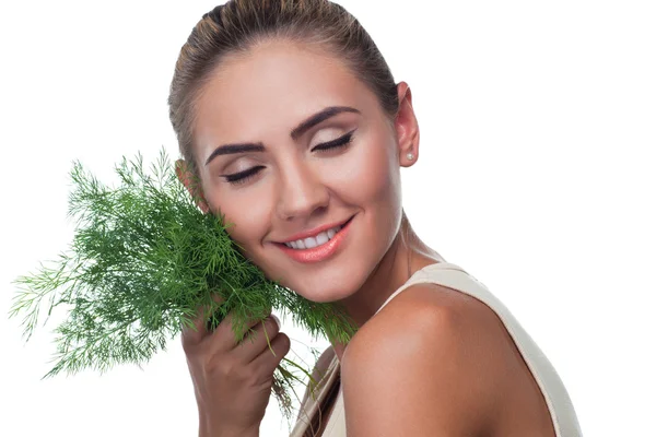Gros plan portrait de jeune femme heureuse avec des herbes de faisceau (aneth ) — Photo