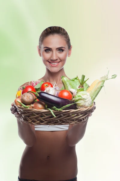 Mujer sosteniendo cesta con verduras. Concepto de dieta vegetariana — Foto de Stock