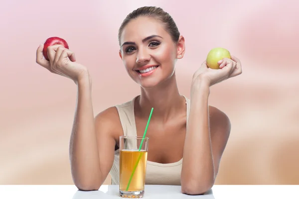 Mujer joven feliz con jugo de manzana sobre fondo de color autmn. Co —  Fotos de Stock