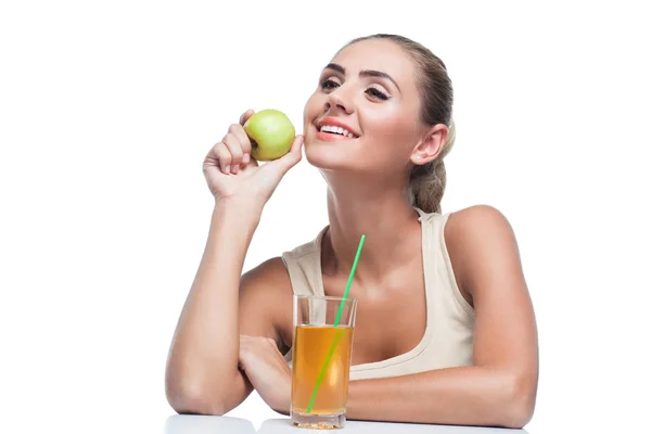 Joyeux Jeune femme avec du jus de pomme sur fond blanc. Concept — Photo