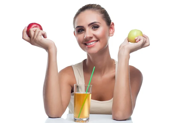 Glückliche junge Frau mit Apfelsaft auf weißem Hintergrund. Konzept — Stockfoto