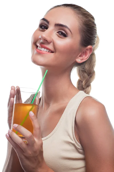 Happy Young Woman con zumo de manzana sobre fondo blanco. Concepto —  Fotos de Stock