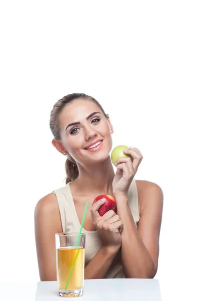 Happy Young Woman con zumo de manzana sobre fondo blanco. Concepto — Foto de Stock