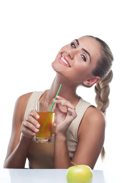 Glückliche junge Frau mit Apfelsaft auf weißem Hintergrund. Konzept — Stockfoto