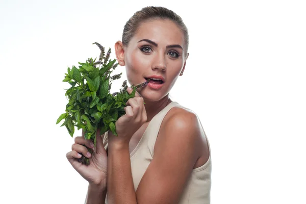 Happy young woman with a bundle of fresh mint. Concept vegetaria — Stock Photo, Image