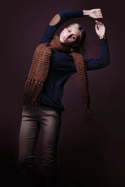 Mujer con pañuelo naranja. Estudio sesión de fotos — Foto de Stock