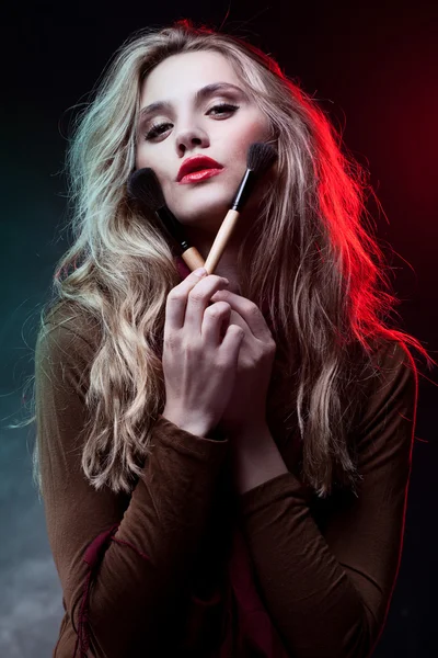 Retrato de mujer hermosa con pinceles de maquillaje —  Fotos de Stock