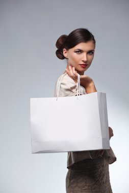 güzel bir kadın ile bir lüks stüdyo çekim moda ve iyileşmek