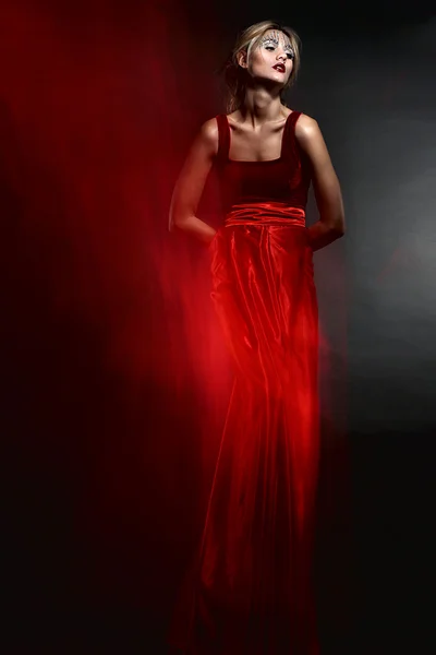 Zarif kırmızı elbiseli kadın. — Stok fotoğraf