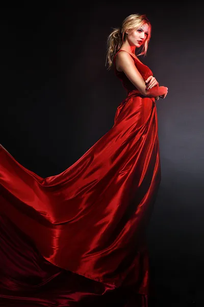 Mujer en vestido rojo elegante — Foto de Stock