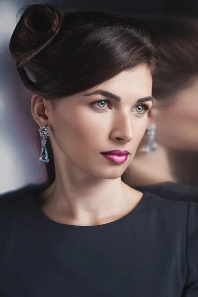 Vacker fotomodell poserar i exklusiva smycken. yrke — Stockfoto