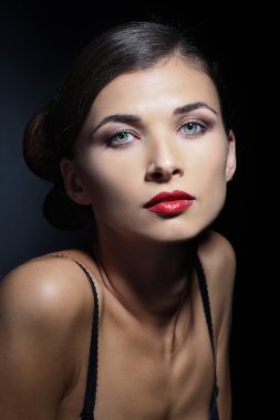 Takım elbiseli seksi iş kadını. profesyonel makyaj ve saç modeli
