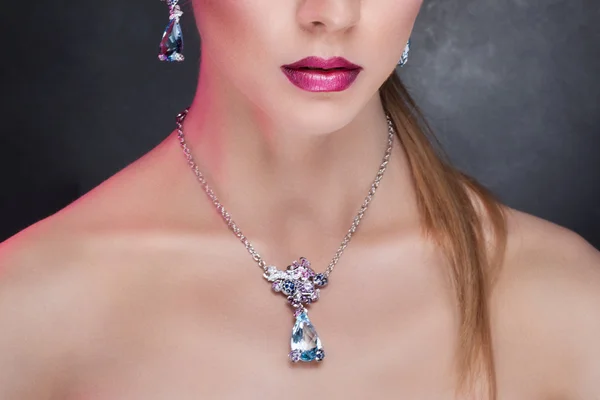 Modelo de moda bonita posando em jóias exclusivas. Profissão — Fotografia de Stock
