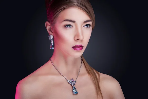 Modelo de moda bonita posando em jóias exclusivas. Profissão — Fotografia de Stock