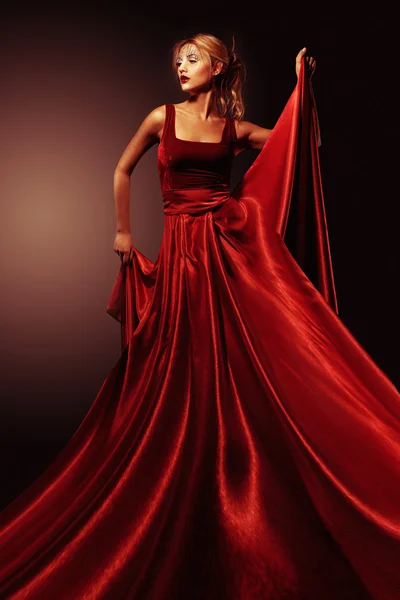 Vrouw in elegante rode jurk — Stockfoto