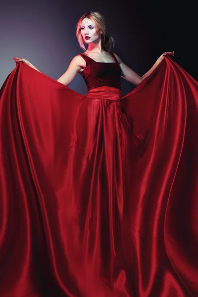 Donna in elegante abito rosso — Foto Stock