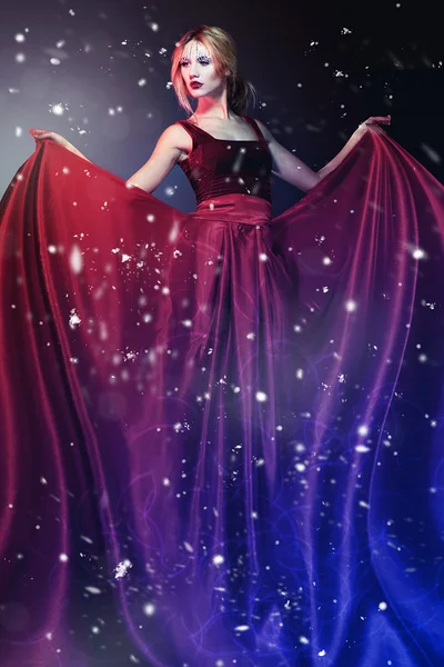 Vrouw in elegante rode jurk met Amerikaanse vlag — Stockfoto