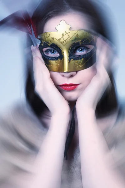 Mulher usando máscara de venetian carnaval no fundo borrão — Fotografia de Stock