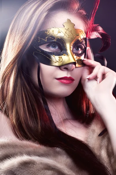 Mulher usando máscara de venetian carnaval no fundo borrão — Fotografia de Stock