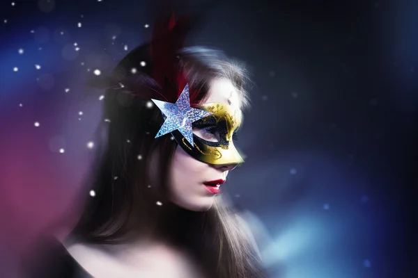Arka plan bulanıklık karnaval Venedik maskesi giyen kadın — Stok fotoğraf
