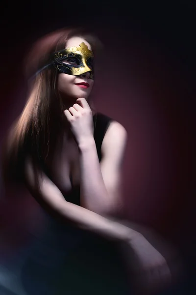 Mulher usando máscara de venetian carnaval no fundo borrão — Fotografia de Stock