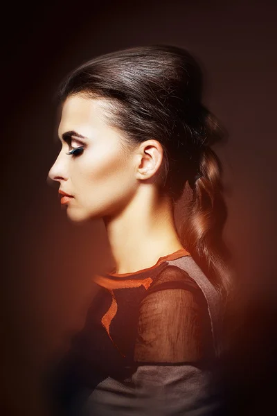 Kvinna med en lyxig frisyr och professionell makeup — Stockfoto