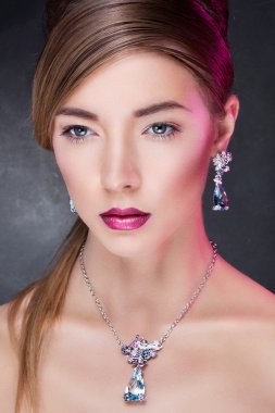 özel takı poz bir modeldir. profesyonel makyaj