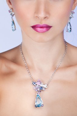 özel takı poz bir modeldir. profesyonel makyaj