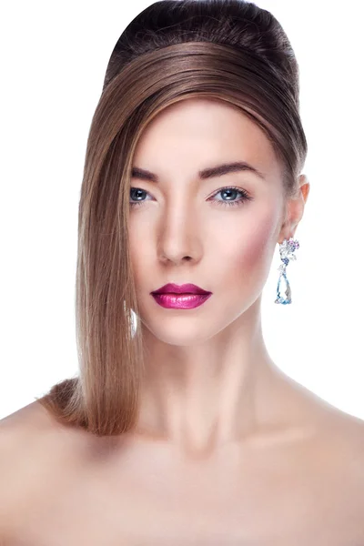 Model posiert in exklusivem Schmuck. Professionelles Make-up — Stockfoto