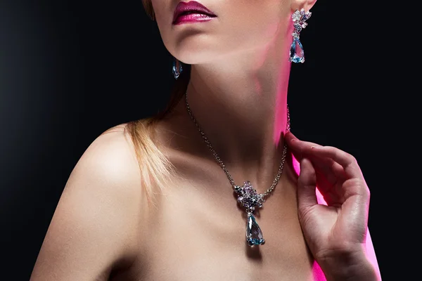 Fashion model posing in exclusive jewelry. Professional makeup — Stock Photo, Image