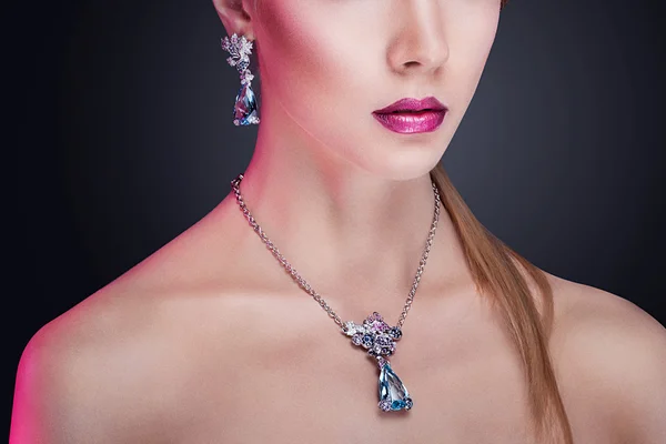 Fotomodell poserar i exklusiva smycken. Professionell makeup — Stockfoto