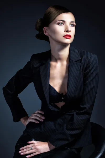 Sexig affärskvinna i kostym. Professionell makeup och frisyr — Stockfoto